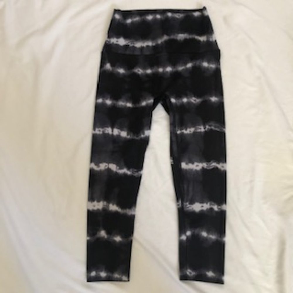 K-DEER Tie-Dye Black, White & Gray Capris Length Work-Out/Yoga Leggings, Medium